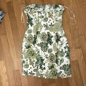 That’s So Fetch Green Floral Strapless Dress. Size 2.